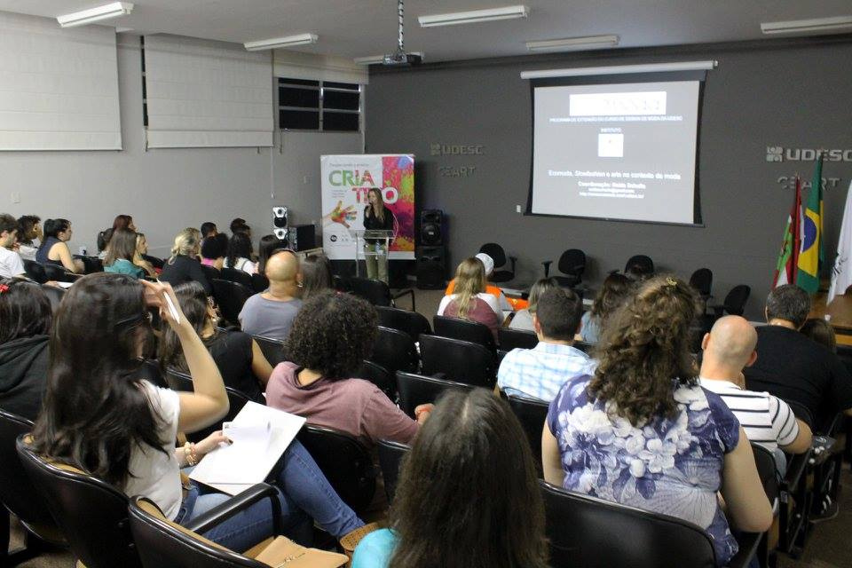Pessoas reunidas em atividade de formação e diálogo