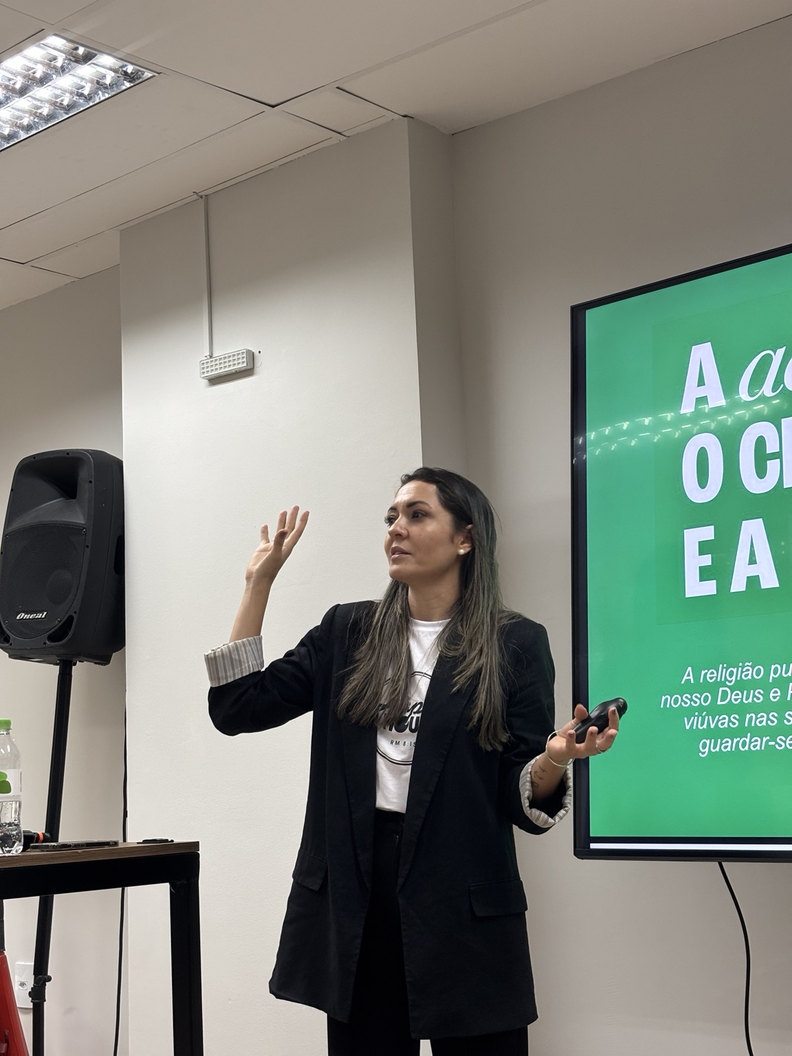 Themis durante uma palestra sobre adoção e proteção