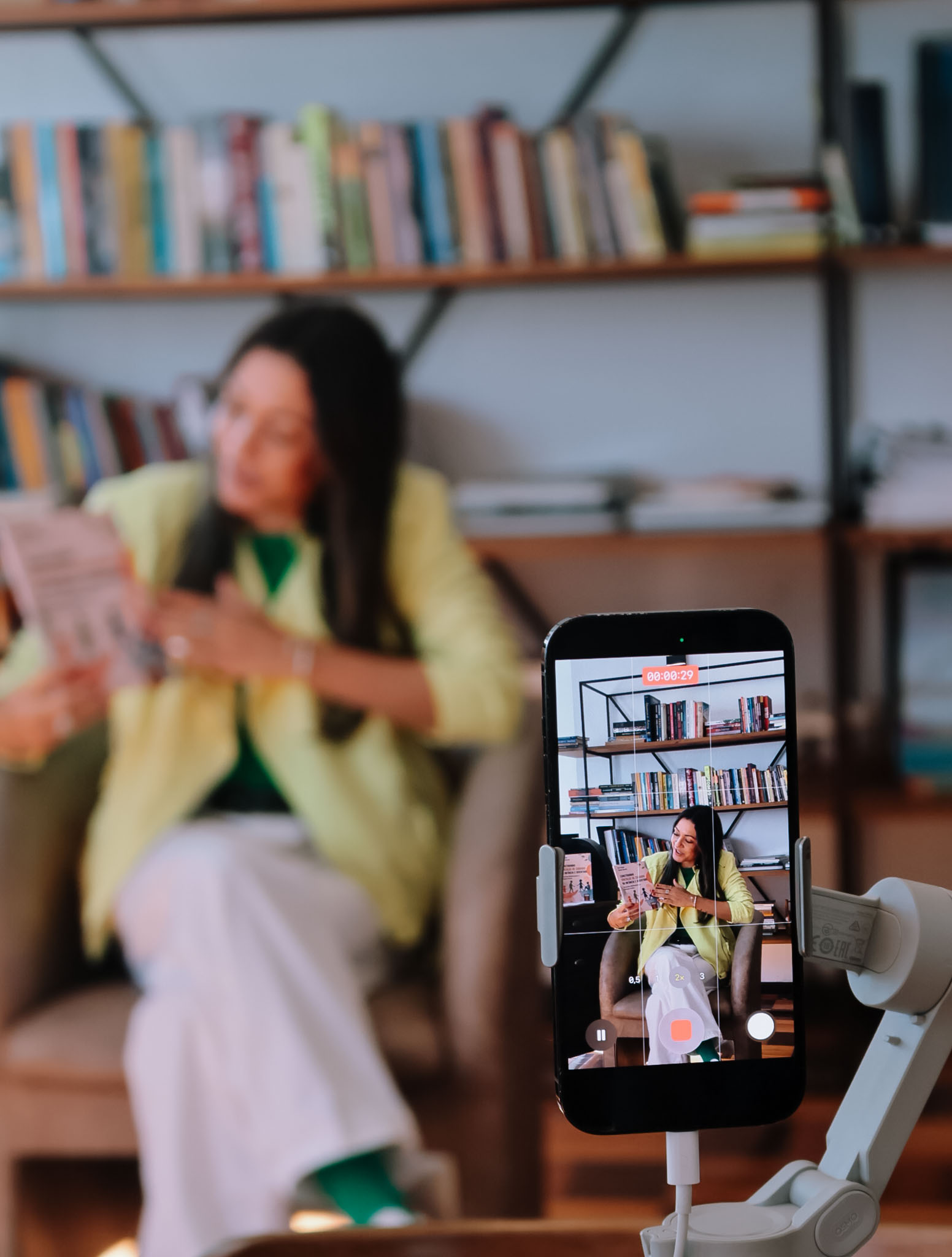 Registro de Themis em uma atividade de leitura e divulgação de livros
